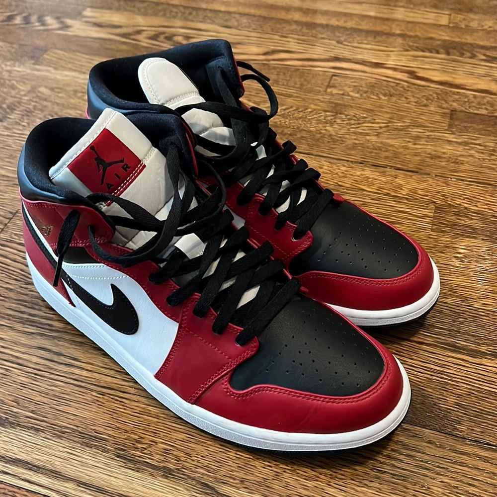 Mens Air Jordan 1 Mid “Chicago Black Toe” (NO BOX)